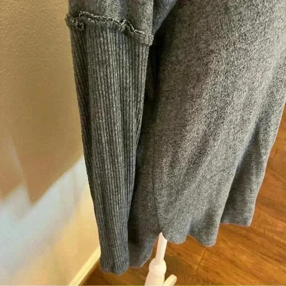 Bobeau ribbed sleeve oversize fit thin sweater in gray & black size small - Picture 11 of 15